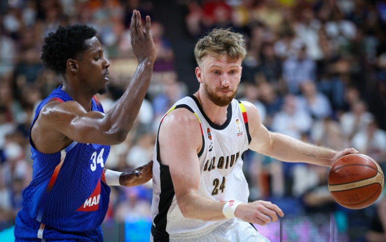 Jaylen Hoard au marquage du Belge Andy Van Vliet en qualification du Mondial de basket, le 3 juillet 2026 à Anvers