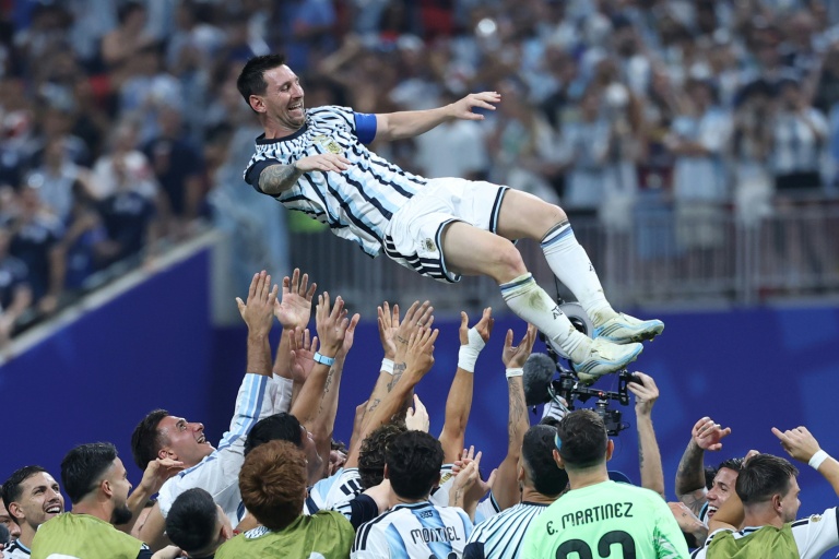 Lionel Messi porté en triomphe par ses céoquipier après le succès de l'Argentine face à l'Egypte, en hutièmes de finale de la Coupe du monde, le 7 juillet 2026 à Atlanta