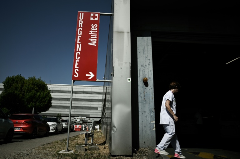Devant les urgences de l'hôpital Pellegrin de Bordeaux le 23 juin 2026