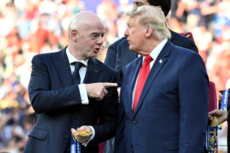 Le président de la Fifa, Gianni Infantino, (à gauche) avec Donald Trump après la victoire de l'Espagne contre l'Argentine en finale de la Coupe du monde le 19 juillet 2026 au MetLife Stadium d'East Rutherford, près de New York