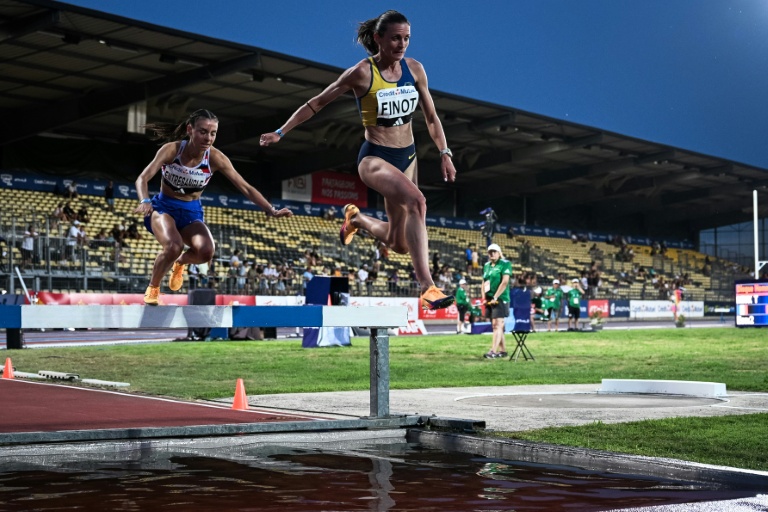 Alice Finot (D) et Clara Entresangle lors dela finale du 3.000 m steeple des championnats de France, le 24 juillet 2026 à Albi