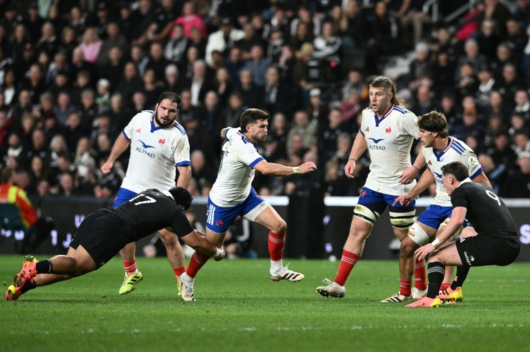 Le Français Matthieu Jalibert (au centre), auteur du dernier essai des Bleus, lors du match du Nations Championship de rugby entre la Nouvelle-Zélande et la France au One New Zealand Stadium de Christchurch, le 4 juillet 2026