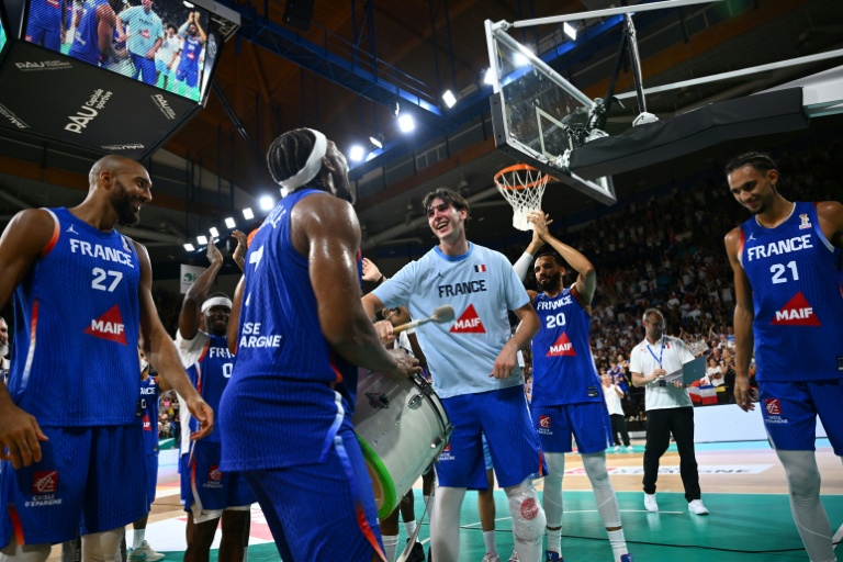 Le sourire éclatant de Maxime Raynaud (au centre) après la victoire des Bleus contre la Finlande au Palais des Sports de Pau, le 6 juillet 2026