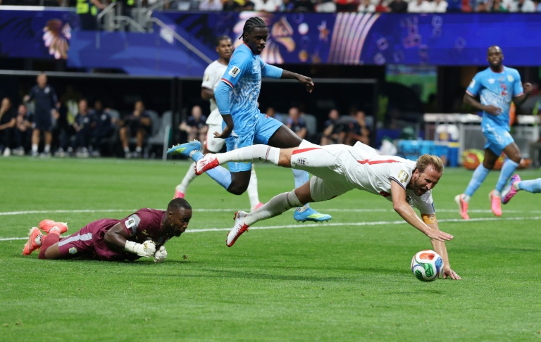 Harry Kane (d.), l'attaquant de l'Angleterre, et Lionel Mpasi (g.), le gardien de la République démocratique du Congo, en seizième de finale de la Coupe du monde 2026, à Atlanta, le 1er juillet 2026