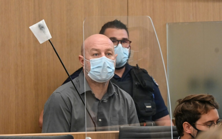 Willy Bardon dans le box des accusés avant l'ouverture de son procès en appel devant la cour d'assises de Douai, le 14 juin 2021 dans le Nord, après avoir été condamné en décembre 2019 à trente ans de réclusion criminelle pour l'enlèvement, le viol et la mort d'Élodie Kulik en 2002