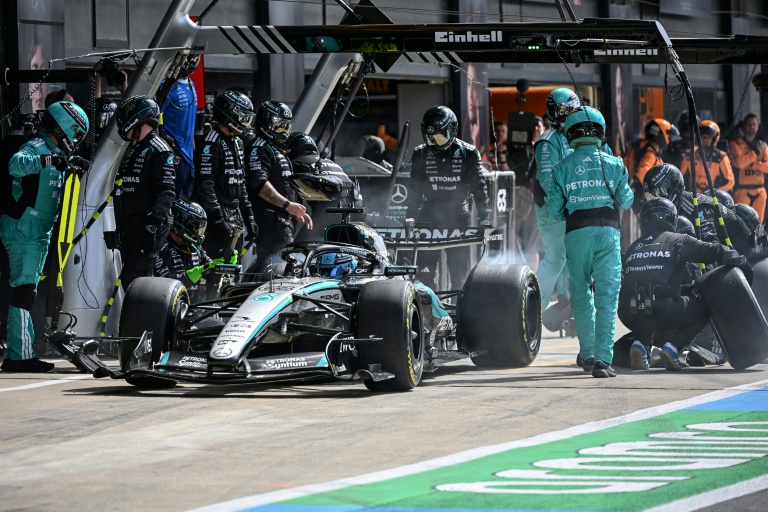 George Russell effectue un arrêt aux stands lors du Grand Prix de Grande-Bretagne, qu'il terminera à la 2e place, le 5 juillet 2026 à Silverstone
