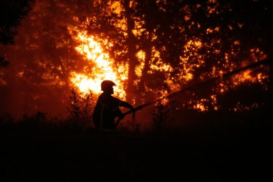 Un pompier lutte contre un incendie près de Cap-Ferret, Gironde.
