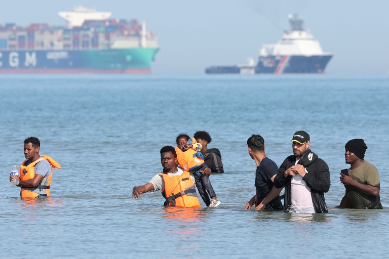 Des migrants tentent d'embarquer au large de la plage de Gravelines, dans le Nord, le 29 juillet 2026