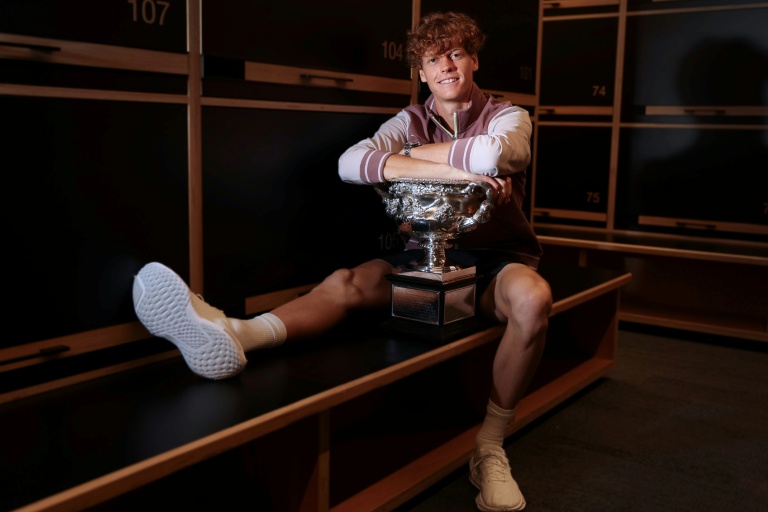L'Italien Jannik Sinner avec le trophée de vainqueur de l'Open d'Australie 2024 le 29 janvier 2024 à Melbourne