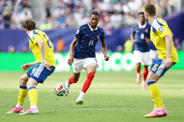 Le Français Michael Olise (au centre) en 16e de finale de la Coupe du Monde contre la Suède, le 30 juin 2026 à East Rutherford (New Jersey)