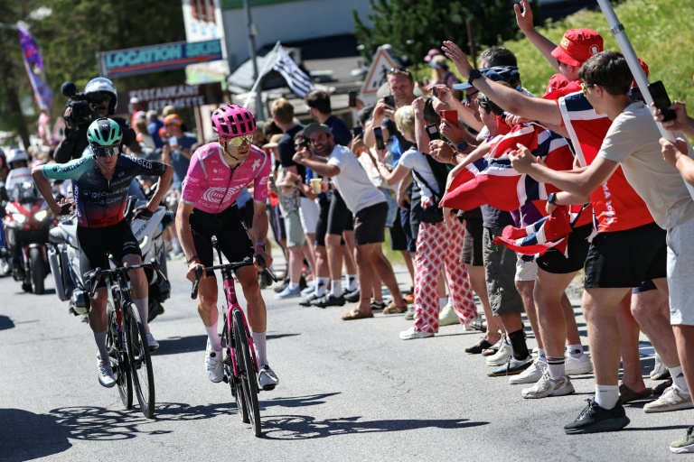 Les coureurs français Alex Baudin (au premier plan) et Nicolas Prodhomme lors de la traversée de Font-Romeu, dans le final de la 3e étape du Tour de France entre Granollers et Les Angles, le 6 juillet 2026