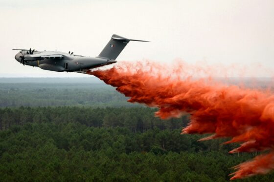 L'A400M effectue un largage de produit retardant sur une forêt
