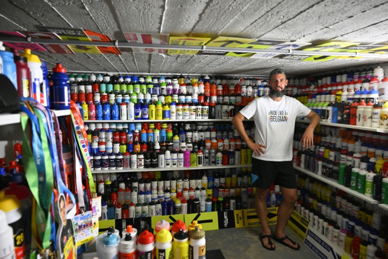 Cédric Raemackers dans sa collection de 6.000 bidons de cyclisme