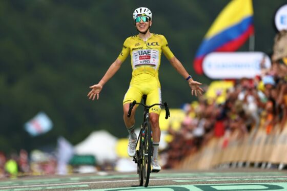 Tadej Pogacar célébrant sa victoire au Tour de France 2026