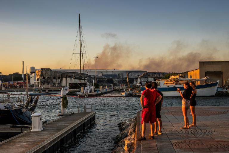Un bâtiment de l'entreprise Catana, qui produit des catamarans, en feu à Canet-en-Roussillon, le 2 juillet 2026