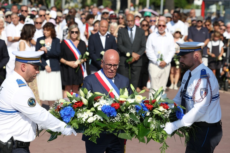Le maire de Nice Eric Ciotti dépose une gerbe, le 12 juillet 2026, lors d'une marche sur la Promenade des Anglais lançant les commémorations des dix ans de l'attentat au camion-bélier qui avait  fait 86 morts et plus de 400 blessés le 14 juillet 2016