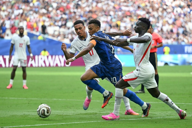 Les Anglais Morgan Rogers et Bukayo Saka au duel avec Kylian Mbappe lors du match pour la 3e place de la Coupe du monde entre la France et l'Angleterre à Miami le 18 juillet 2026