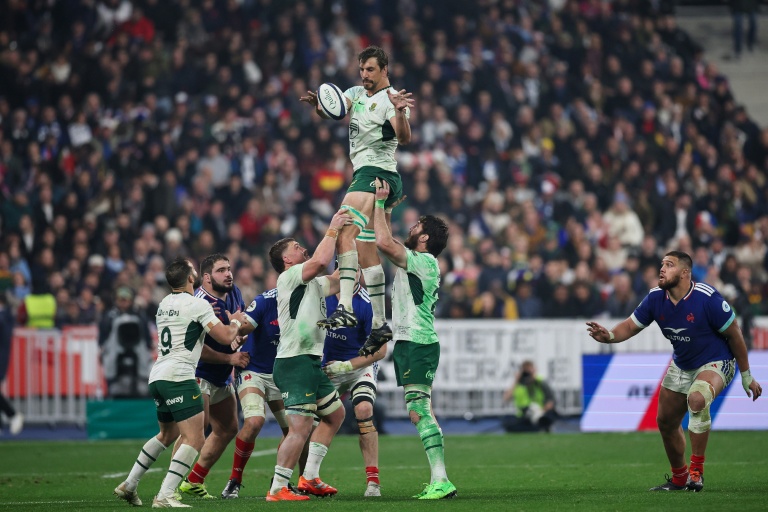 Le Sud-Africain Eben Etzebeth et ses coéquipiers, maillots maculés de peinture verte, à la réception d'une touche lors d'un test-match de rugby contre la France le 8 novembre 2025 au Stade de France