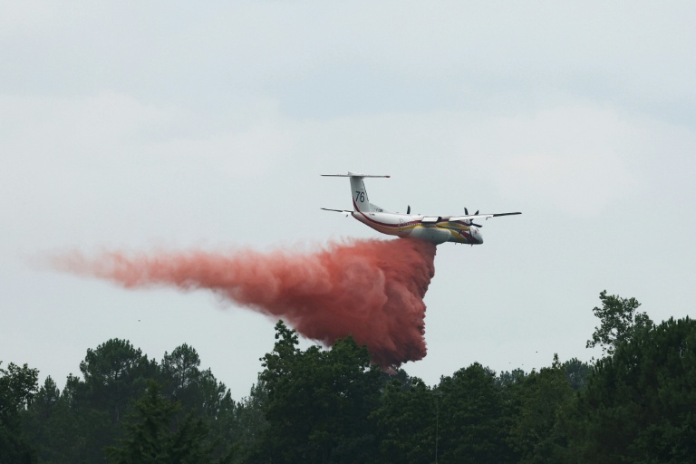 Un Dash 8 Q400 MR largue du produit retardant au-dessus d'une forêt près de Marcheprime à une trentaine de kilomètres de Bordeaux, le 27 juillet 2026
