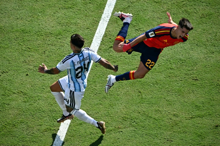L'Espagnol Pau Cubarsi (d) est fauché par l'Argentin Enzo Fernandez, qui sera ensuite exclu, en finale du Mondial, le 19 juillet 2026 à East Rutherford