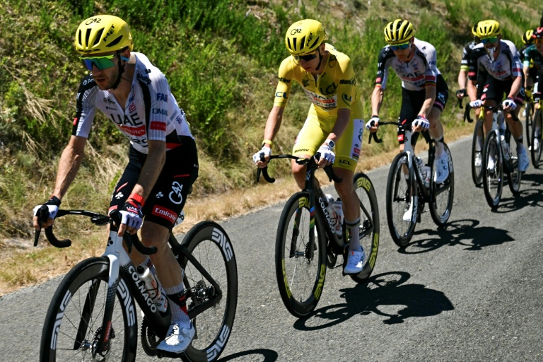 Le Slovène Tadej Pogacar entouré par ses coéquipiers UAE lors de la 4e étape du Tour de France, entre Carcassonne et Foix, le 7 juillet 2026