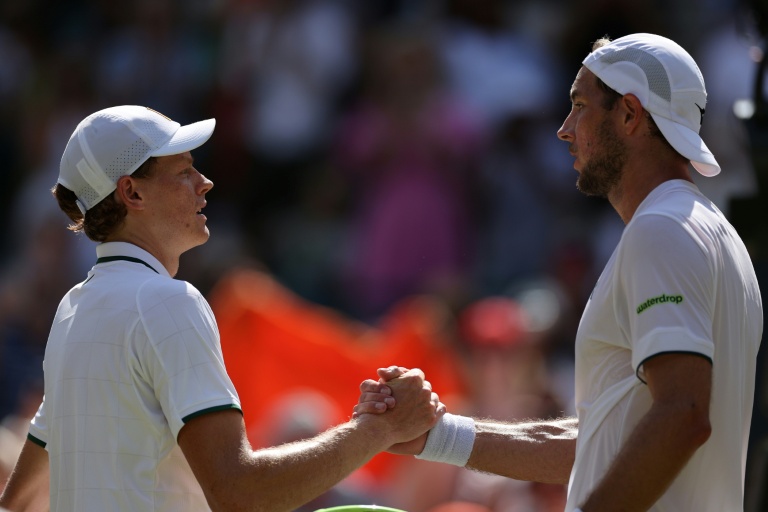 L'Italien Jannik Sinner et l'Allemand Jan-Lennard Struff après leur duel en quarts de finale à Wimbledon, le 7 juillet 2026