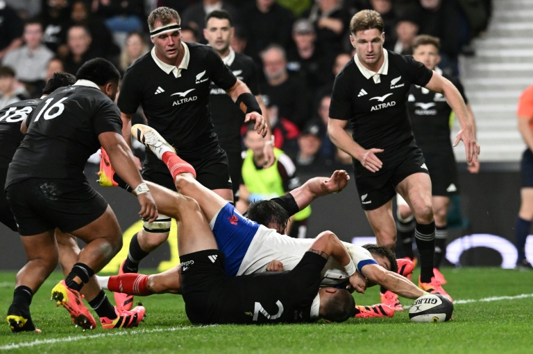 Matthieu Jalibert marque un essai en fin de match contre la Nouvelle-Zélande, une action sur laquelle il va se blesser à un mollet, le 4 juillet 2026 à Christchurch