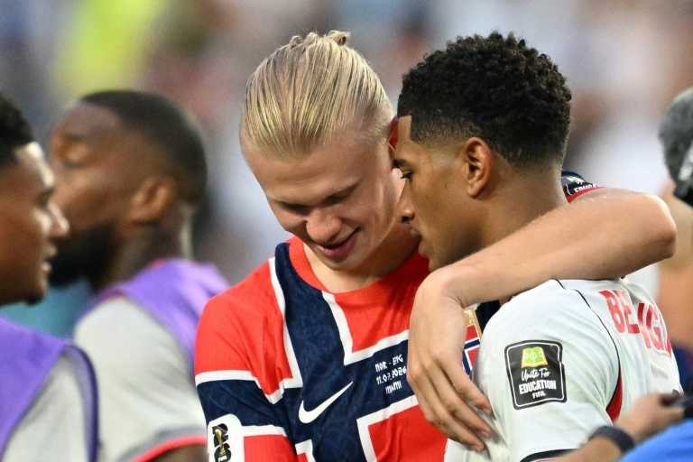 L'attaquant de la Norvège Erling Haaland (au centre) félicite le milieu de l'Angleterre Jude Bellingham, auteur d'un doublé en quart de finale du Mondial, le 11 juin 2026 à Miami