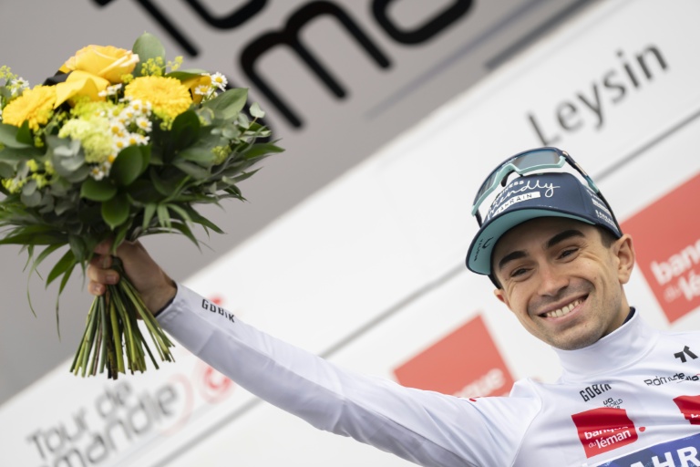 Lenny Martinez, avec le maillot du meilleur jeune, lors du dernier Tour de Romandie, le  3 mai 2026 à Leysin (Suisse)