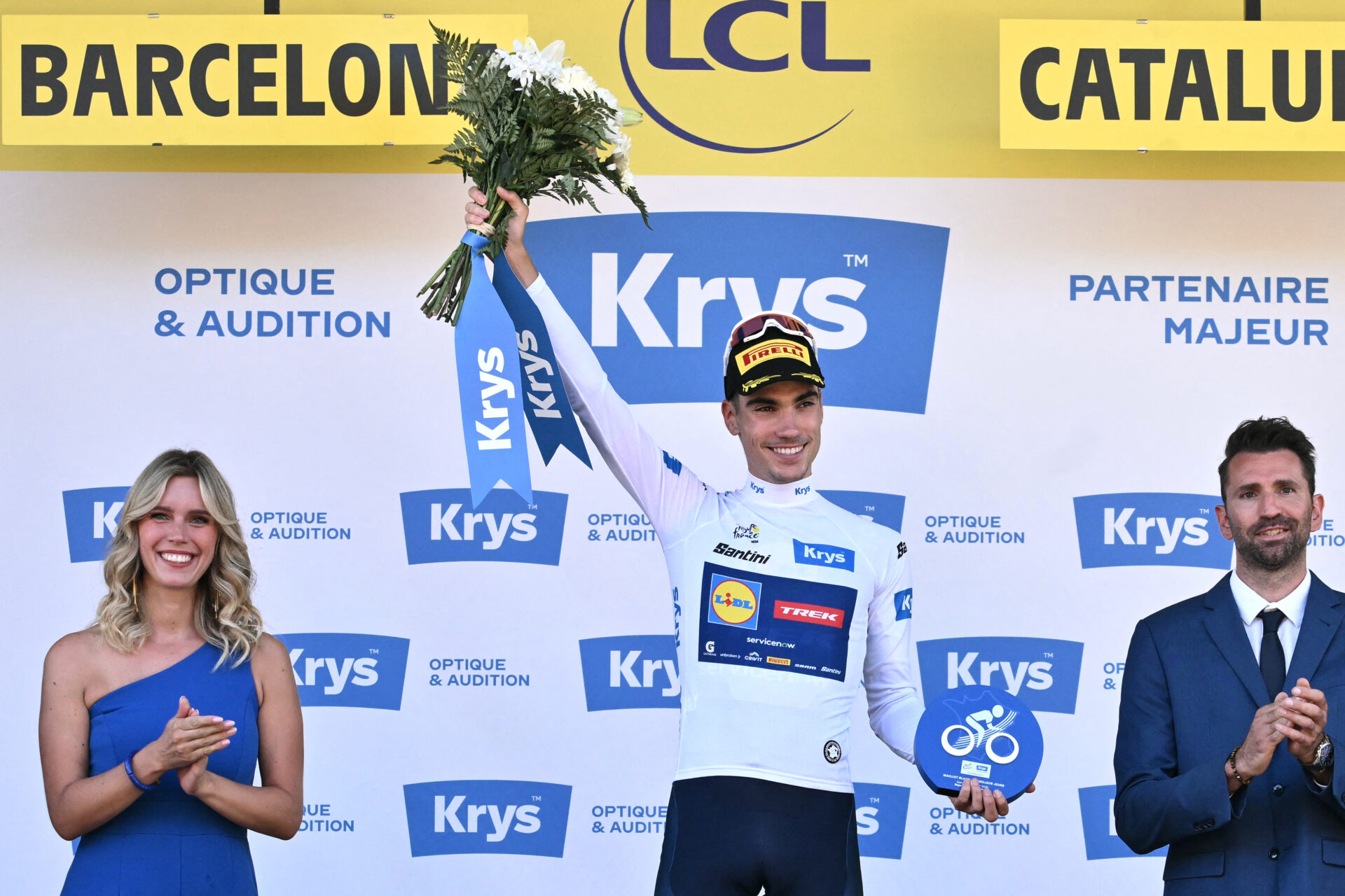 Solène sur le podium protocolaire du maillot blanc Krys du Tour de France 2026.