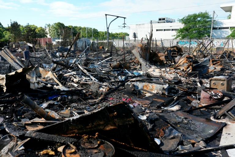 Des habitations de fortune totalement détruite après un incendie survenu la veille de l'opération d'évacuation et de démantèlement du bidonville de Stains en Seine-Saint-Denis, le 1er juillet 2026