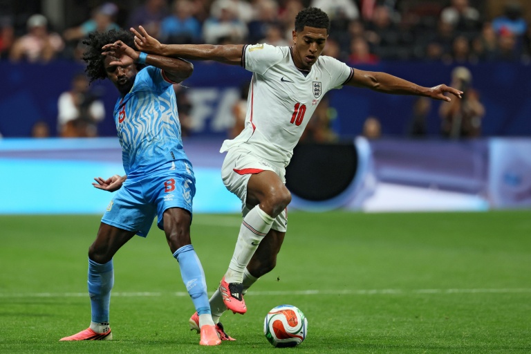 Les joueurs de la RD Congo Samuel Moutoussamy et de l'Angleterre Jude Bellingham au duel dans le 16e de finale de la Coupe du monde remporté par l'Angleterre, le 1er juillet 2026 à Atlanta