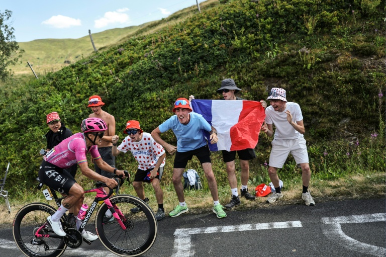 L'Equatorien Richard Carapaz échappé lors de la 10e étape du Tour de France entre Aurillac et Le Lioran, le 14 juillet 2026