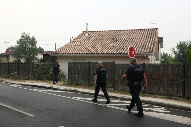 Des CRS en patrouille dans la commune de Saint-Médard-en-Jalles, près de Bordeaux, où un ordre d'évacuation a été émis en raison des feux de forêts, le 25 juillet 2026