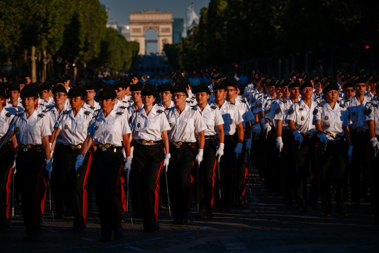 Des élèves de l'École polytechnique lors d'une répétition du défilé militaire du 14 Juillet sur l'avenue des Champs-Élysées, à Paris, le 8 juillet 2026