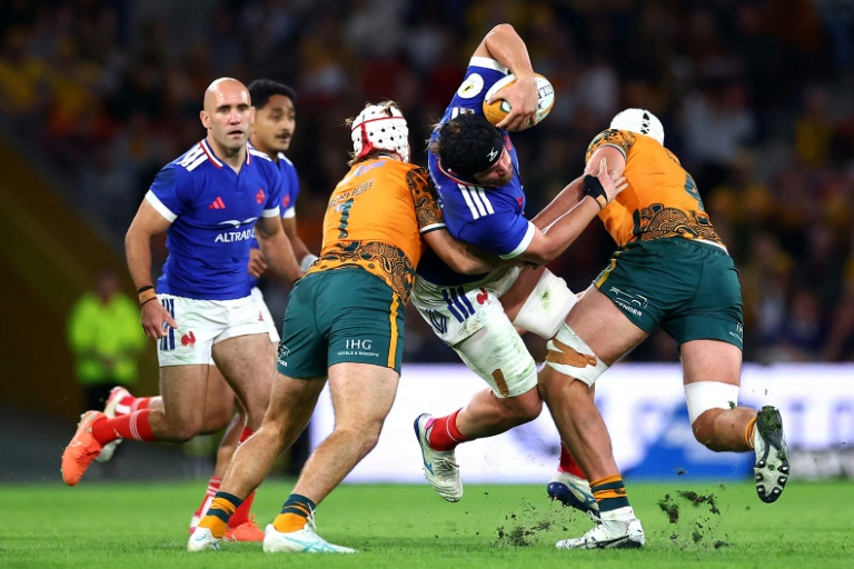 Lenni Nouchi (ballon en main) lors de la victoire du XV de France contre l'Australie samedi à Brisbane en Championnat des nations.