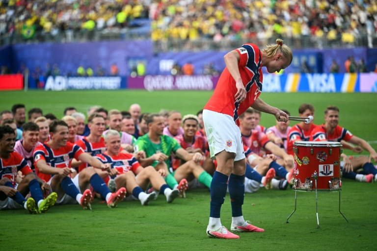 Erling Braut Haaland célèbre avec ses coéquipiers et ses supporters après la victoire de la Norvège contre le Brésil en huitième de finale de la Coupe du monde à East Rutherford le 5 juillet 2026