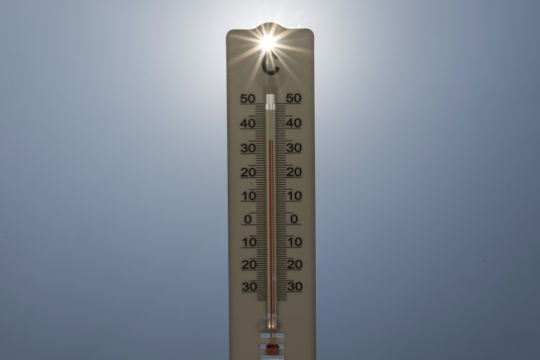 Un thermomètre indique des températures extrêmes en France.