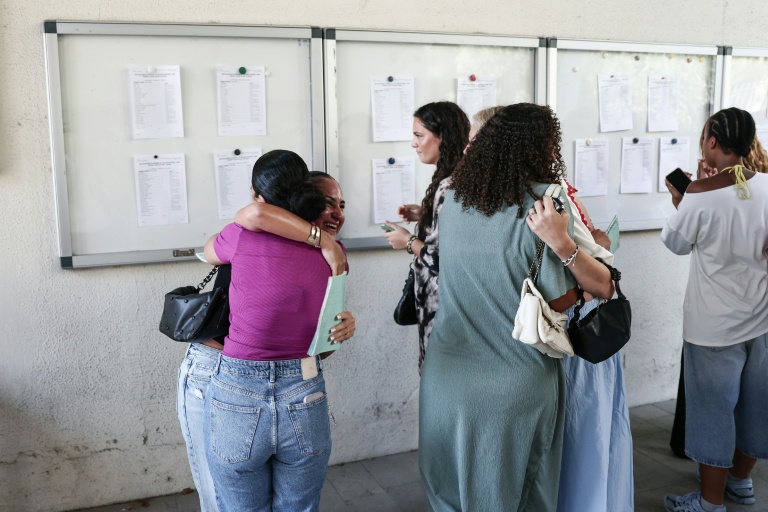 Des élèves réagissent après avoir regardé les résultats du bac au lycée Perier, le 7 juillet 2026 à Marseille