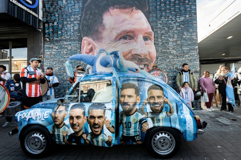 Une fresque murale et une voiture à l'effigie de Lionel Messi et de l'Argentine, le 24 juin 2026 à Berazategui près de Buenos Aires