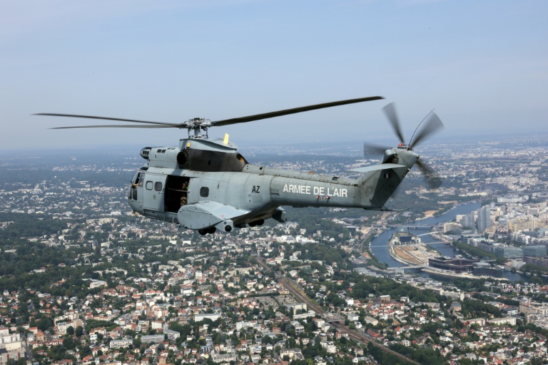 Un hélicoptère de l'Armée de l'air survole Meudon, près de Paris, après le défilé aérien militaire annuel, le 14 juillet 2026