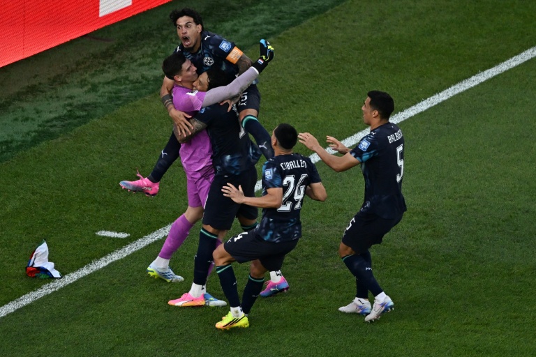 Le gardien paraguayen Orlando Gill entouré par ses coéquipiers après la victoire aux tirs au but face à l'Allemagne en 16e de finale du Mondial, le 29 juin 2026 à Boston