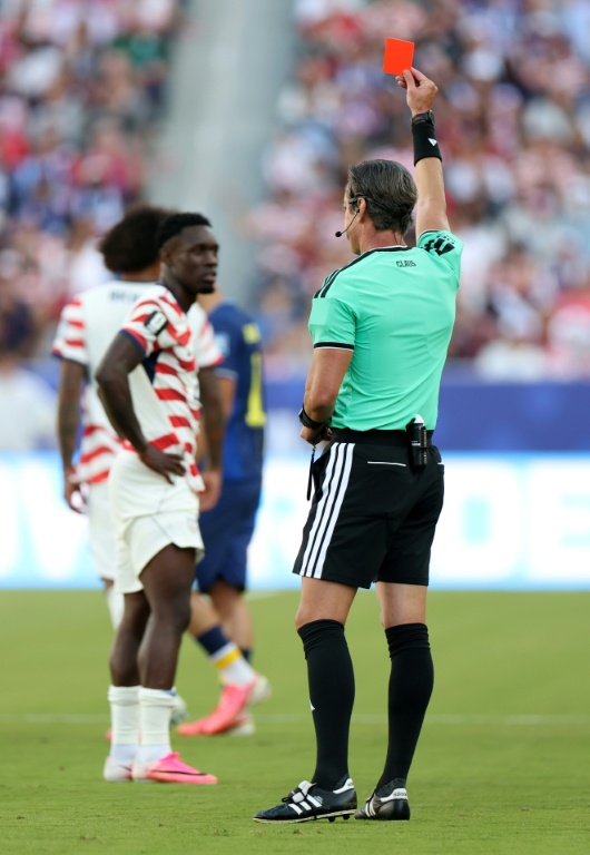 L'arbitre brésilien Raphaël Claus inflige un carton rouge à l'attaquant américain Folarin Balogun, pour une faute sur le défenseur bosnien Tarik Muharemovic, lors du seizième de finale du Mondial-2026 opposant les États-Unis à la Bosnie-Herzégovine, à Santa Clara, le 1er juillet 2026