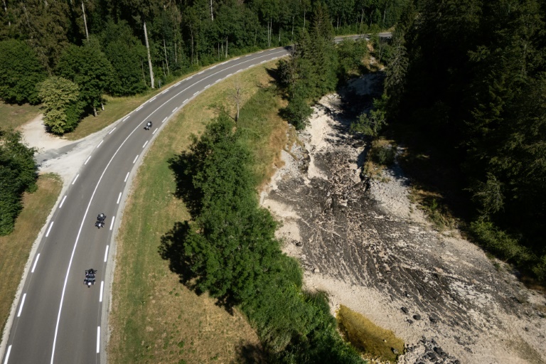 Le lit du Doubs à sec le 9 juillet 2026, à Ville-du-Pont, dans l'est de la France.