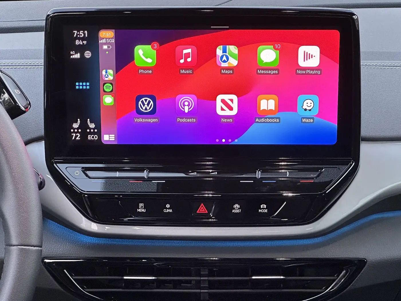 Apple CarPlay affiché sur l’écran tactile d’une voiture