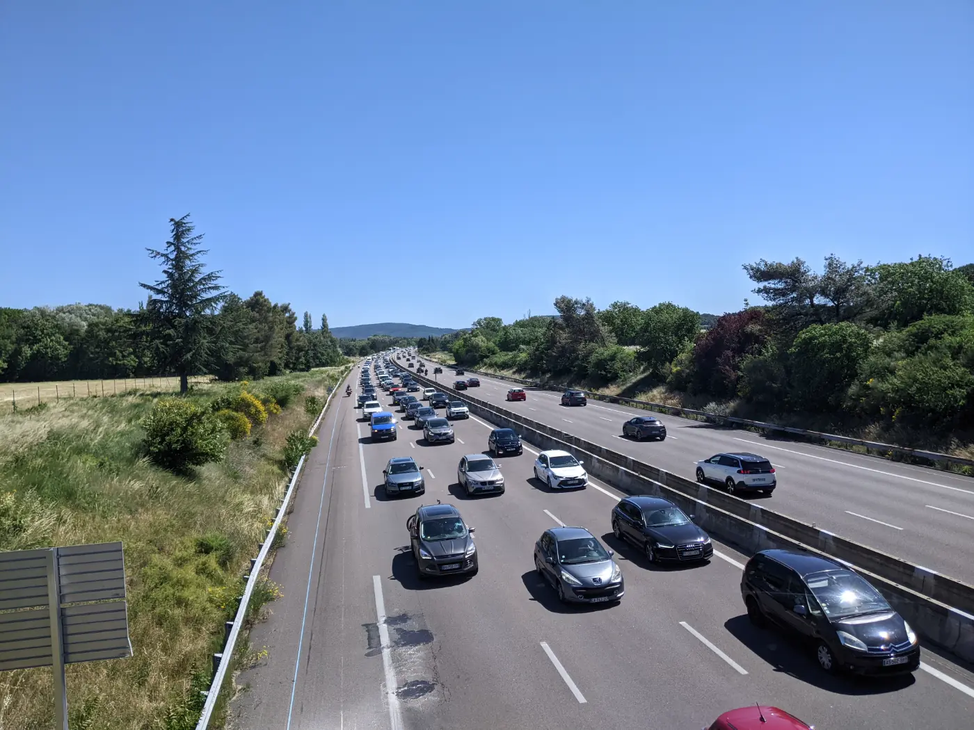 préparer voiture long trajet : circulation sur l autoroute A7 lors des grands départs
