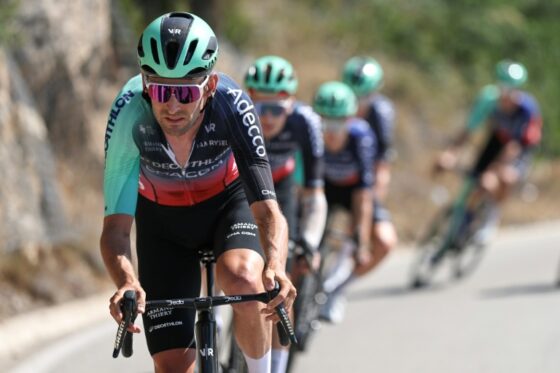 Un coureur de Décathlon CMA CGM en action au Tour de France.