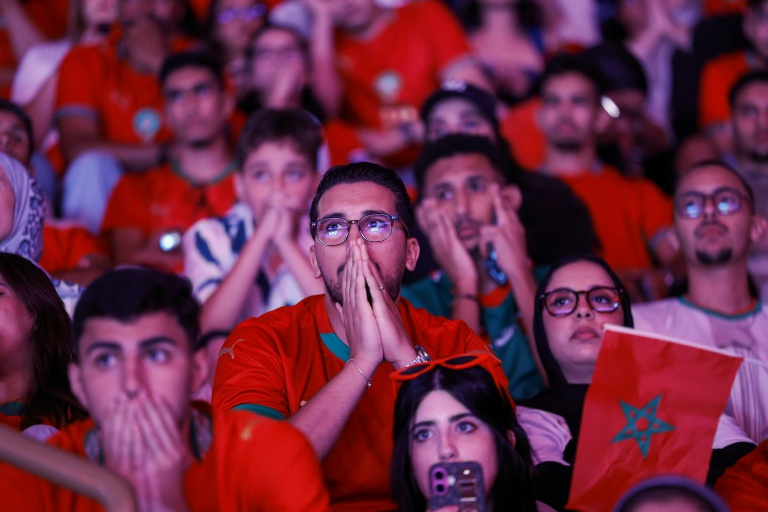 Supporters marocains inquiets lors de la retransmission du quart de finale contre la France.