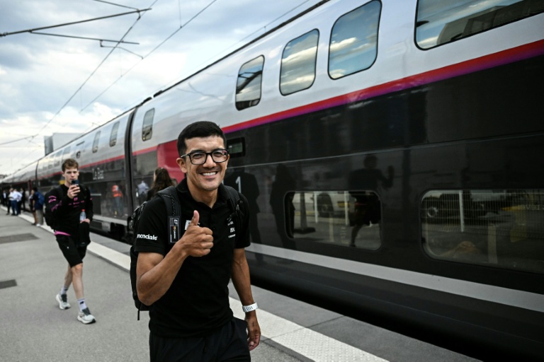 L'Equatorien Richard Carapaz, maillot à pois du Tour de France, à la gare de Grenoble pour prendre le train spécial ralliant Paris pour l'arrivée de la Grande Boucle, le 25 juillet 2026