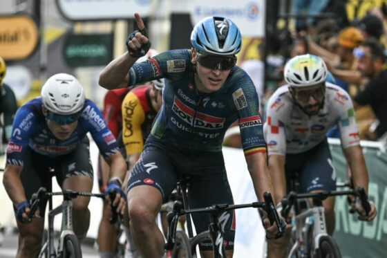 Tim Merlier célèbre sa victoire lors de la 12e étape du Tour de France à Chalon-sur-Saône